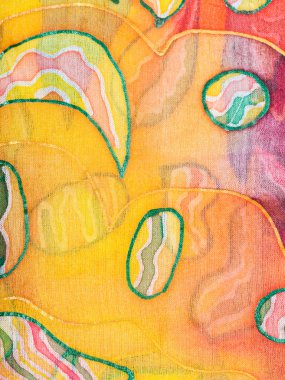 İpek batik üzerinde sarı ve kırmızı soyut süsleme