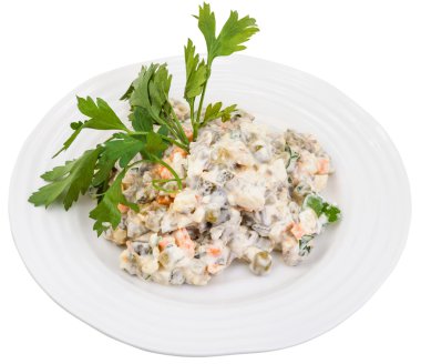 Rus salatası görünümünü maydanoz ile dekore edilmiştir.