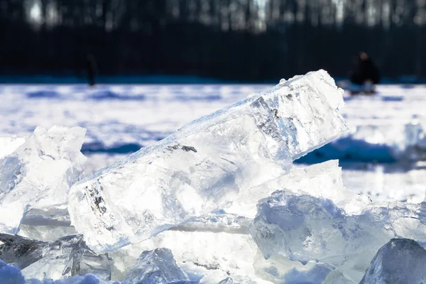 Donmuş göl üzerinde güneş tarafından aydınlatılmış buz blokları — Stok fotoğraf