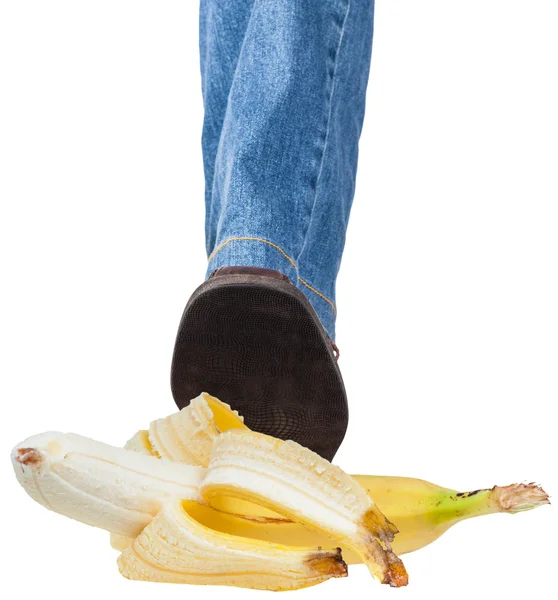 Linker Fuß in Jeans und Schuh, der auf Banane tritt — Stockfoto