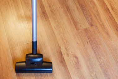 Önden görünüm laminat elektrikli süpürge tarafından vakumlama