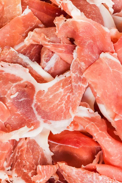 Sottili fette di maiale crudo strapazzato da vicino — Foto Stock