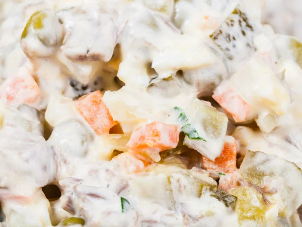 Russische salade met mayonaise gekleed close-up — Stockfoto