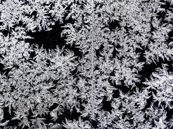 Patrón de copos de nieve naturales en vidrio de ventana —  Fotos de Stock