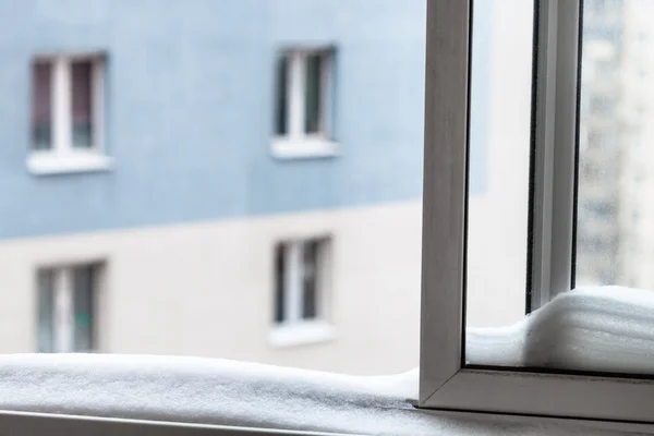 Snö på hem fönster Sidohängt fönster och hus på vintern — Stockfoto
