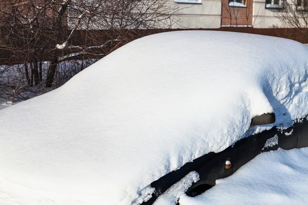 Svart bil under snödriva utomhus närbild — Stockfoto