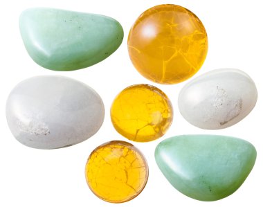 çeşitli opal mücevher taşları üzerinde beyaz izole