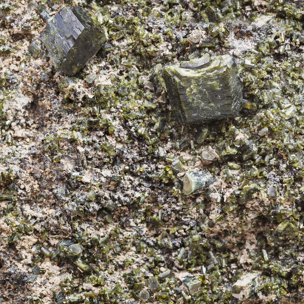 녹색 epidote 크리스탈 바위에 가까이 — 스톡 사진