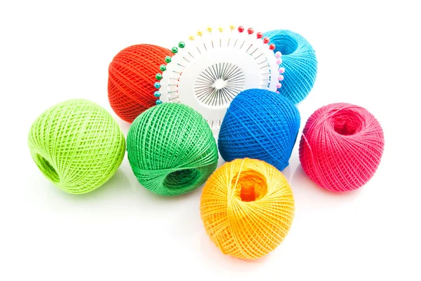 Різнокольорові кульки нитки і шпильки — стокове фото