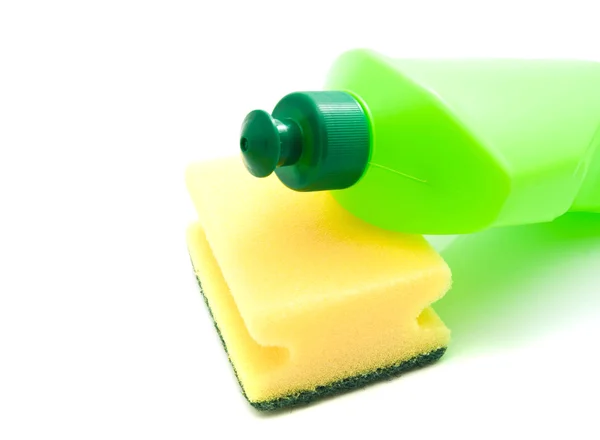 Esponja y botella verde sobre blanco —  Fotos de Stock