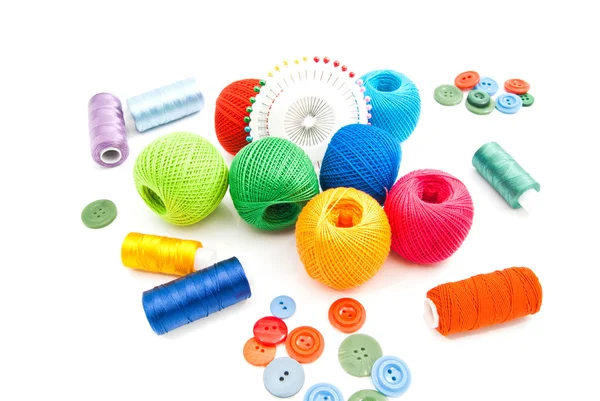 Bobines de fil, broches et boutons en plastique — Photo