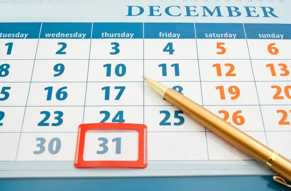 Año nuevo fecha en calendario y pluma —  Fotos de Stock