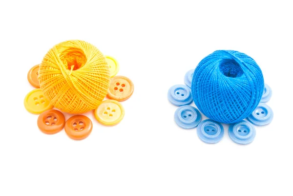 Botões coloridos e duas bolas de fios — Fotografia de Stock