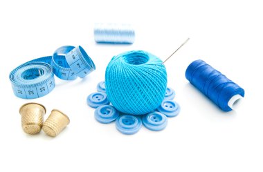 ölçer, düğmeler, yüksükler ve iş parçacığı