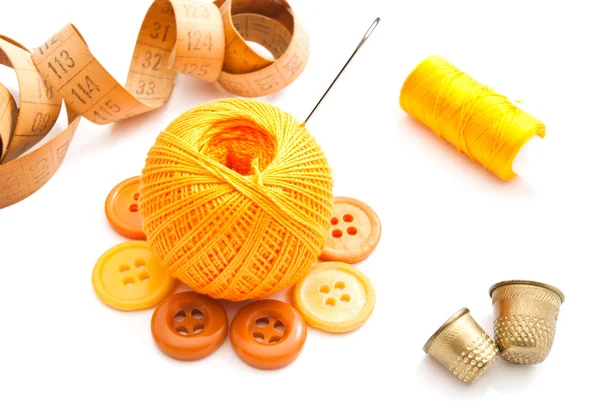 Dedal, bobinas de rosca e medidor — Fotografia de Stock