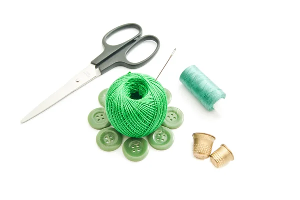 Dedais, tesouras, botões verdes e fios — Fotografia de Stock