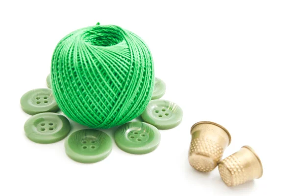 Vingerhoeden, knoppen en groene draad — Stockfoto