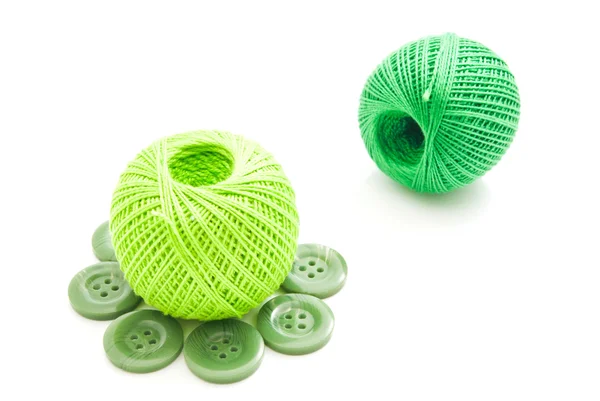 緑のプラスチックのボタンとスレッド — ストック写真