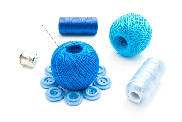 Needle, buttons, thimble and thread — Stock Photo, Image