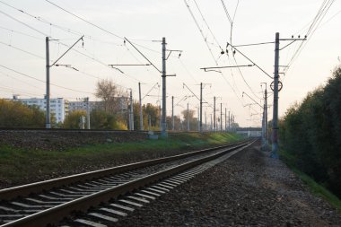 şehirde akşam demiryolu parça