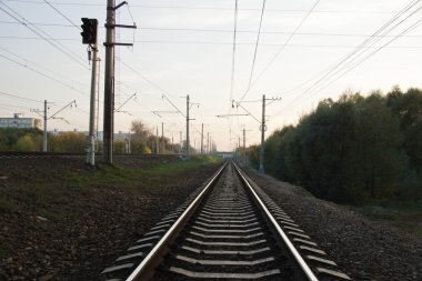 şehirde akşam demiryolu parça