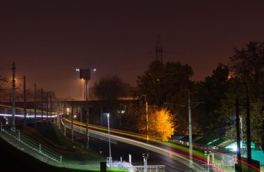 şehirde demiryolu trafiği izler