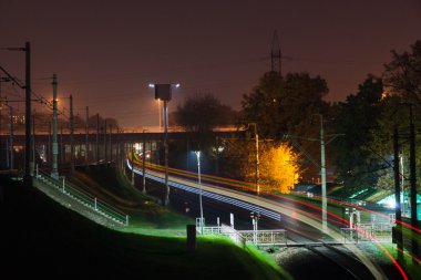 Hareket demiryolu gece şehirde parça.