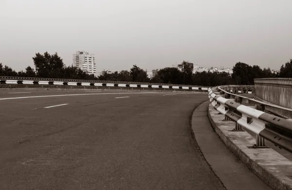 Yol iyi havalarda siyah ve beyaz — Stok fotoğraf