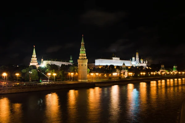 Kremlin sobre o rio à noite — Fotografia de Stock