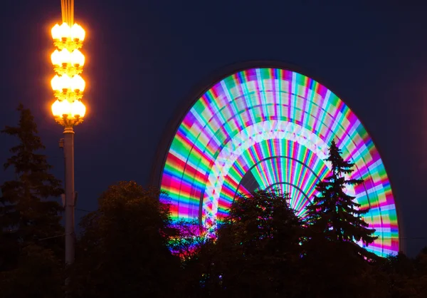 Kleurrijke reuzenrad in zomer avond park — Stockfoto
