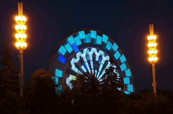 Grande roue colorée dans un parc du soir d'été — Photo