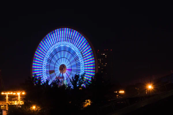 Rueda de la fortuna en el parque de verano — Foto de Stock