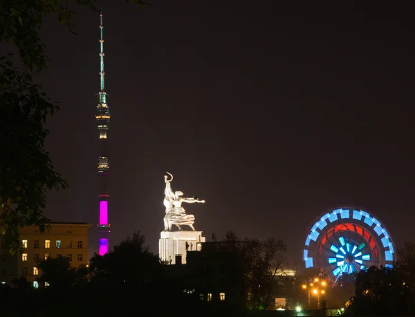 Tour, grande roue et monument la nuit — Photo