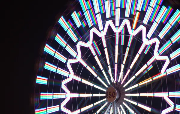 Colorido primer plano de la rueda de la fortuna en la noche — Foto de Stock