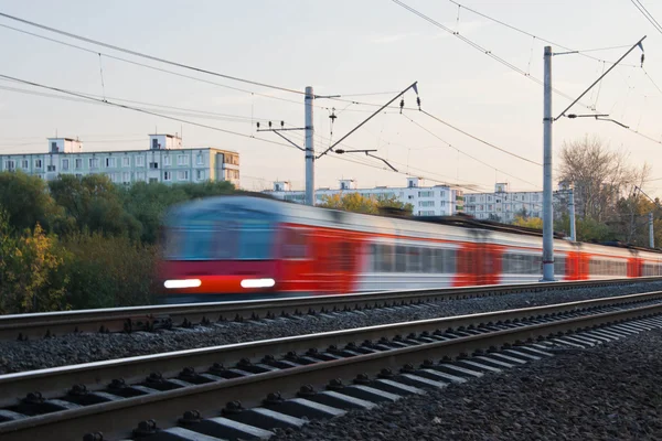 Vlak v pohybu v městě během dne — Stock fotografie