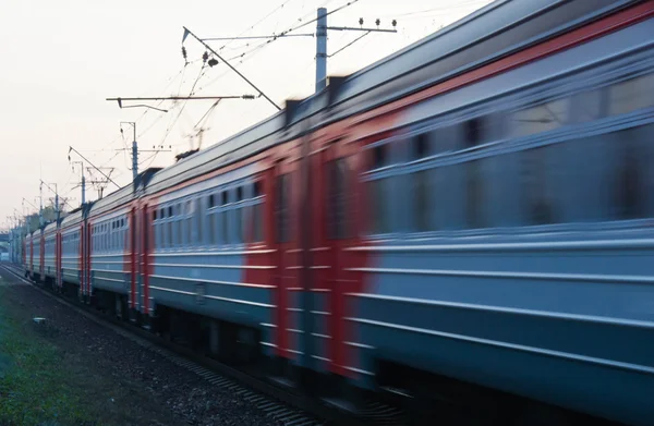 하루 동안 레일에 열차의 움직임 — 스톡 사진