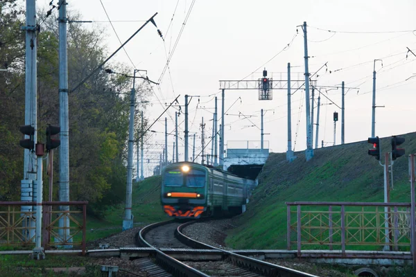 Vlak odjíždí tunelu — Stock fotografie