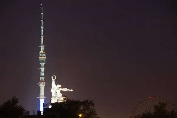 Tour, monument et grande roue le soir — Photo