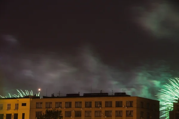 Фейерверки на фоне здания в ночное время — стоковое фото