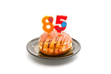 çörek Seksen beş yıl doğum günü ile üzerine beyaz mum