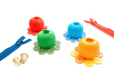 iki thimbles, iplik makaraları, fermuar ve düğmeler