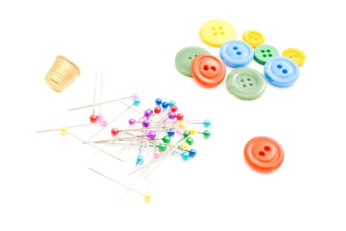 renkli iğne, yüksük ve plastik düğme