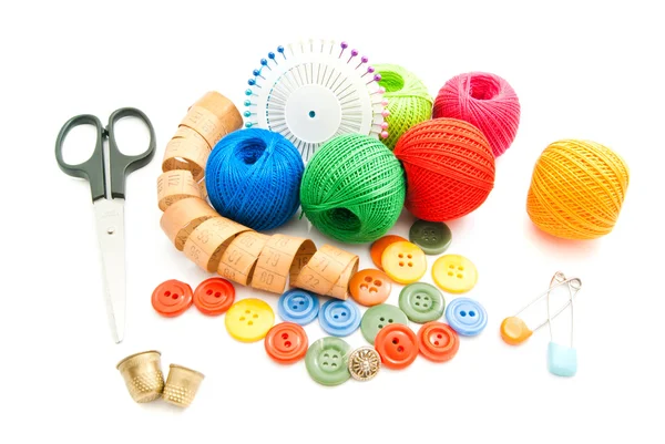 Ölçer, iğne, makas, renkli düğmeler ve iş parçacığı — Stok fotoğraf