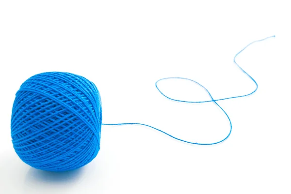 Spole av blå tråd på vit — Stockfoto