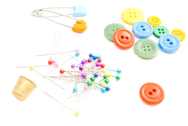 Pinos coloridos, dedais e botões — Fotografia de Stock