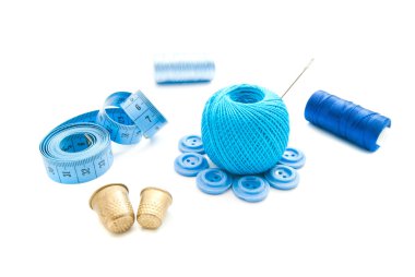 Mavi metre, düğmeler, yüksükler ve iş parçacığı