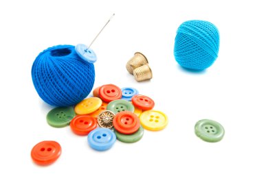 farklı düğmeler, yüksükler ve iş parçacığı