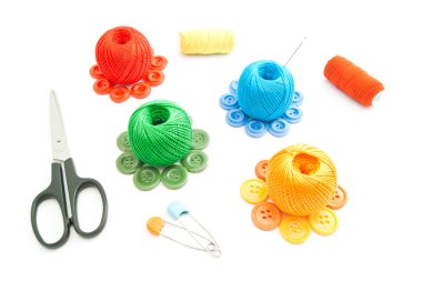 Makaralar, iplik, makas ve düğmeleri 