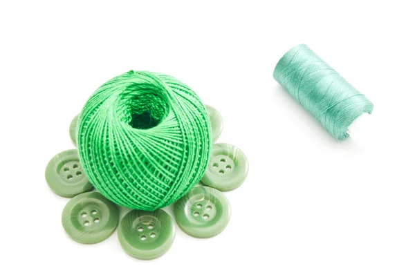 Groene knoppen en draad op wit — Stockfoto