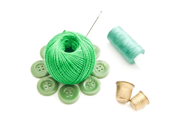 針、指ぬき、緑の糸 — ストック写真
